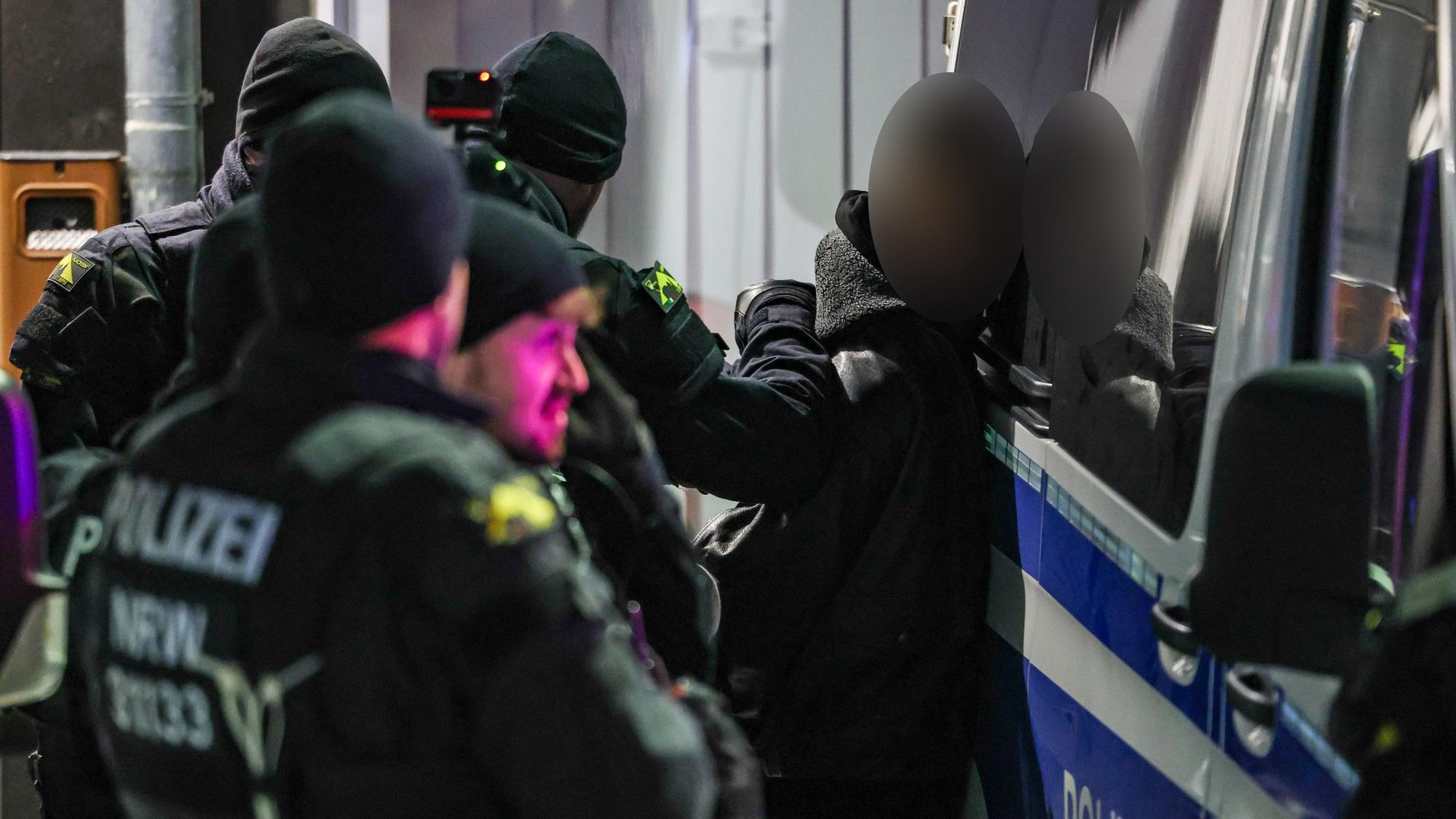 Die Polizei nimmt einen Mann fest, der die Beamten vorher mit einer Glasflasche beworfen und beschimpft hatte.
