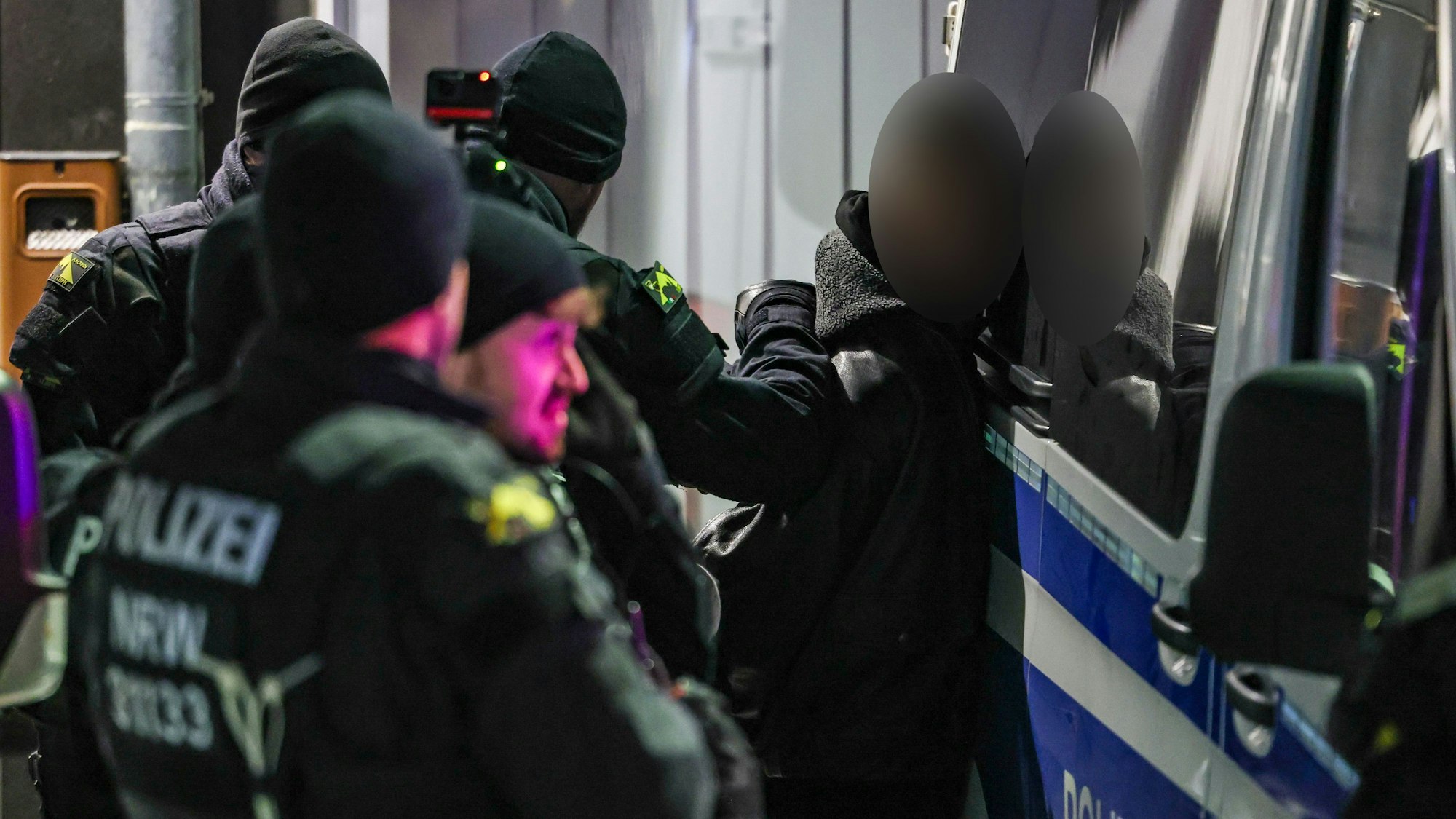 Die Polizei nimmt einen Mann fest, der die Beamten vorher mit einer Glasflasche beworfen und beschimpft hatte.