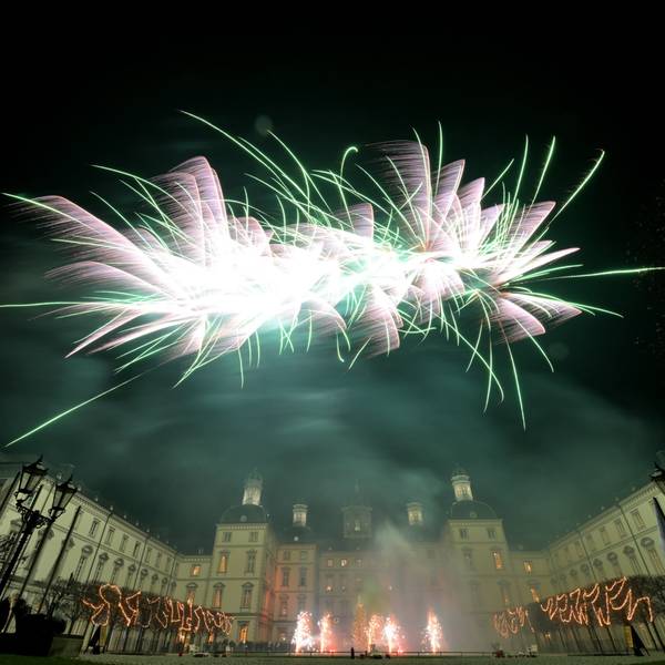 Silvesterraketen am nächtlichen Himmel über Schloss Bensberg.
