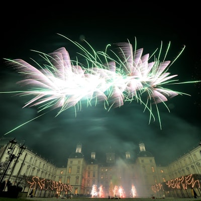 Silvesterraketen am nächtlichen Himmel über Schloss Bensberg.