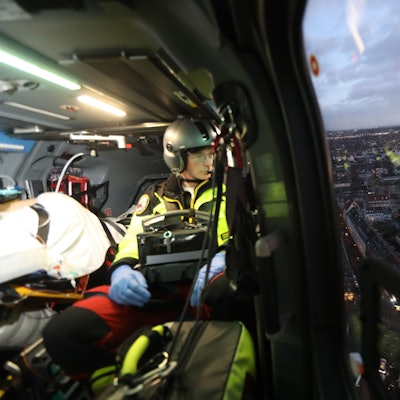 Unterwegs von Koblenz nach Köln: Notarzt Christian Paul sitzt in der Kabine des Hubschraubers neben einer Patientin mit einer Blutvergiftung.