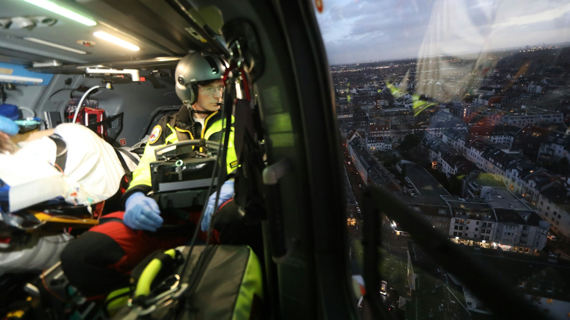 Unterwegs von Koblenz nach Köln: Notarzt Christian Paul sitzt in der Kabine des Hubschraubers neben einer Patientin mit einer Blutvergiftung.
