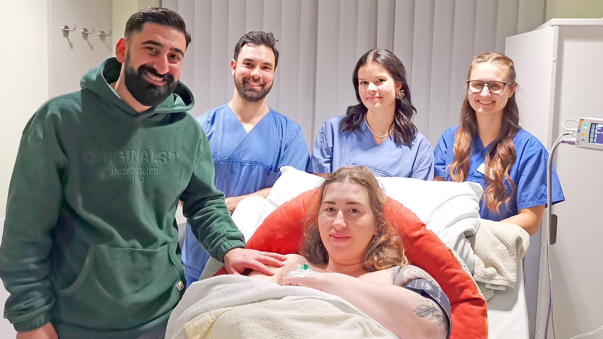 Baby Ilayda mit ihren Eltern Jill und Emre und Philip Neudert, Katharina Krämer und Lena Meeske aus dem Geburtshilfe-Team des Klinikums Leverkusen freuen sich.