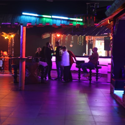 Eine Diskothek mit wenigen Gästen.