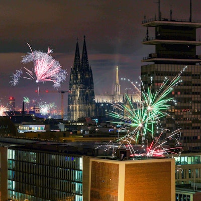 Ein buntes Schauspiel am Kölner Himmel: Trotz Verbot in der Innenstadt wurde ordentlich geböllert.