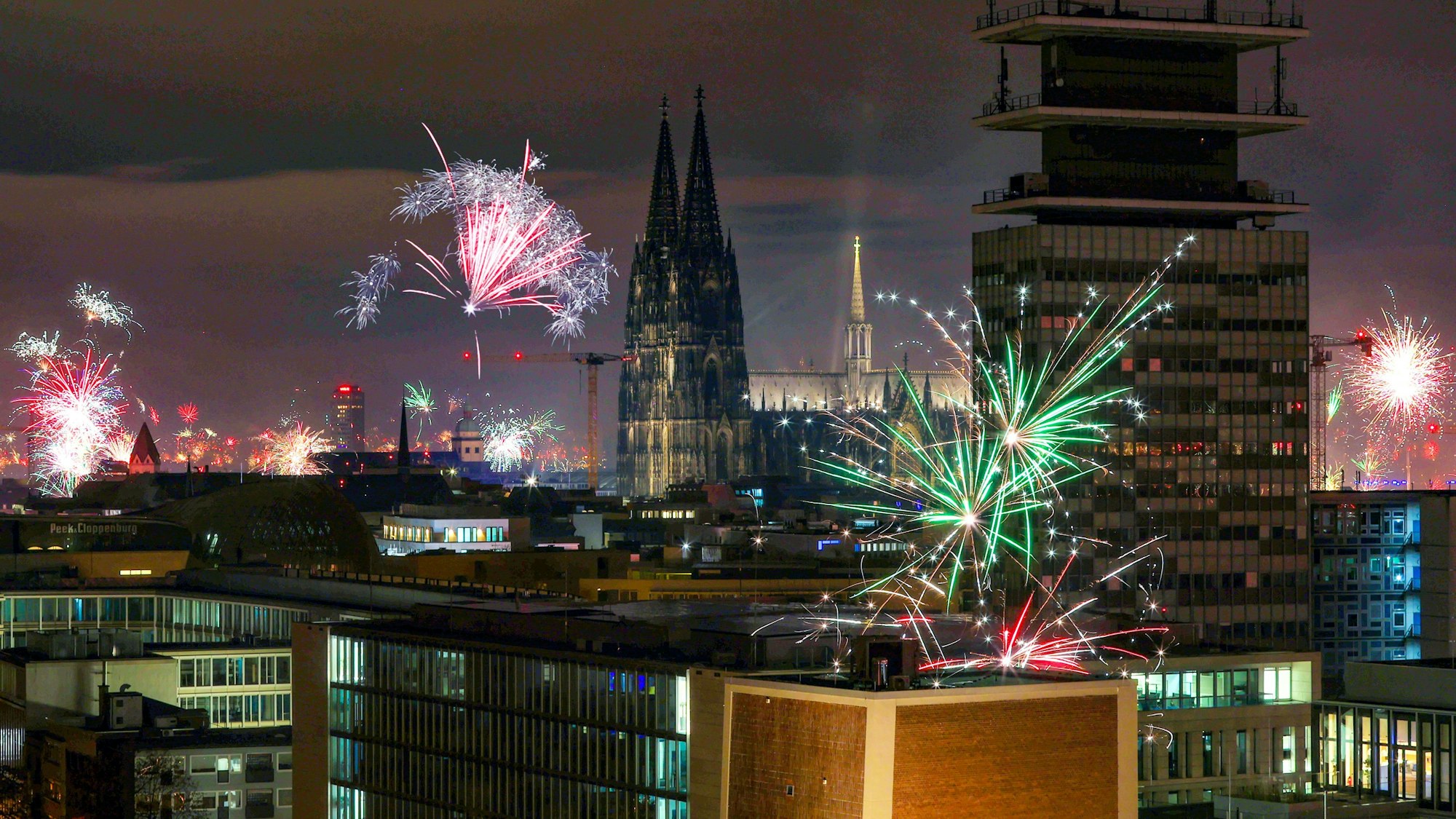 31.12.2024
Köln:
Silvester am Dom
Foto vom Dach des Hotel Wasserturm
Foto: Martina Goyert