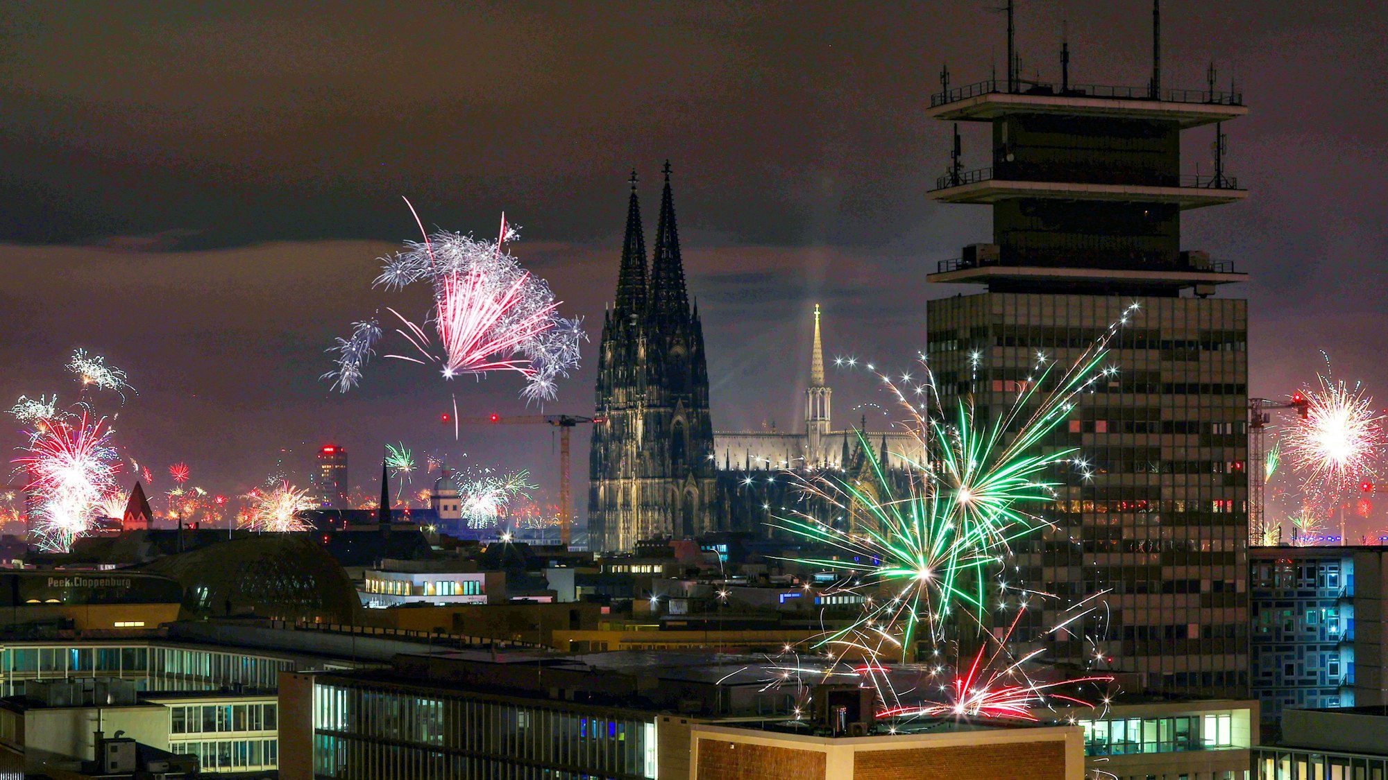 Ein buntes Schauspiel am Kölner Himmel: Trotz Verbot in der Innenstadt wurde ordentlich geböllert.