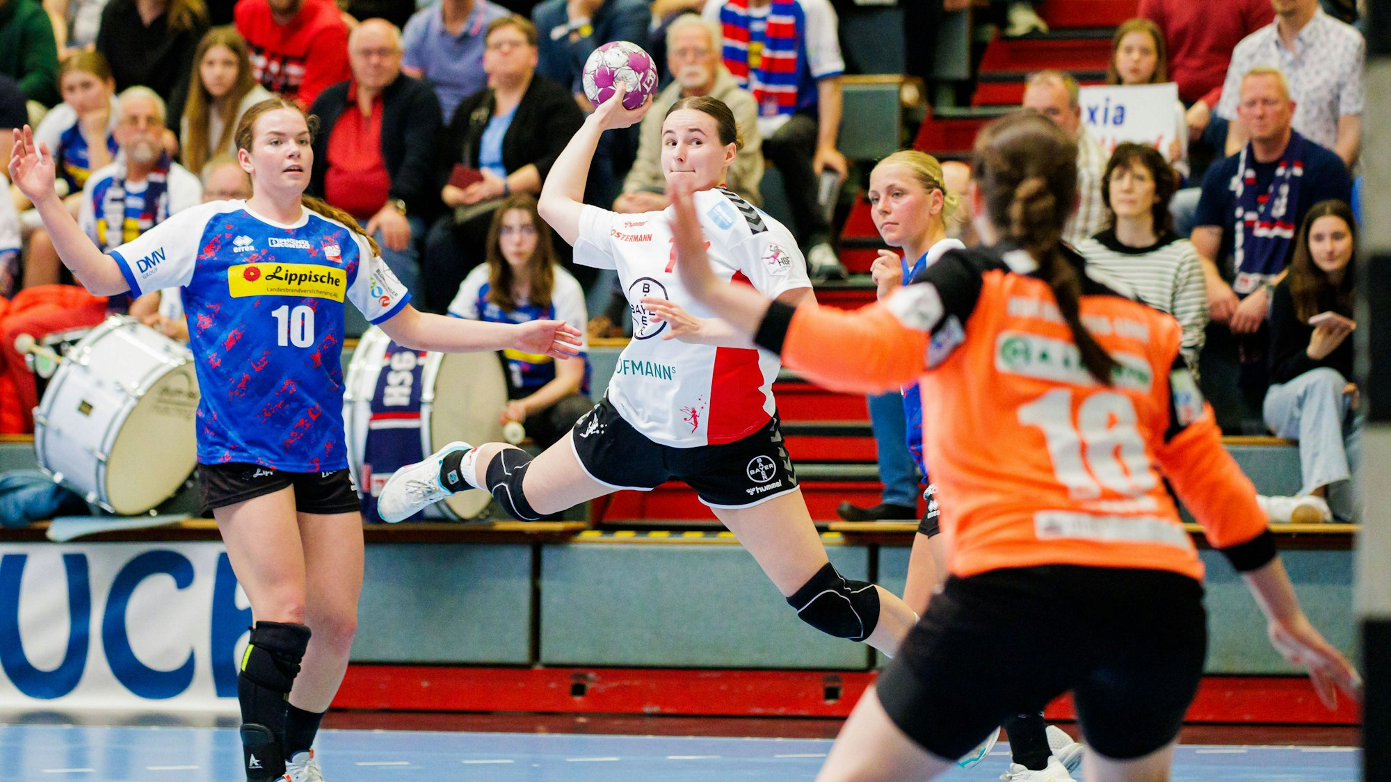 v.l. Ida Margrethe Hoberg Rasmussen HSG Blomberg-Lippe, 10, Sophia Cormann TSV Bayer 04 Leverkusen, 10, Judith Tietjen HSG Blomberg-Lippe, 22, Melanie Veith HSG Blomberg-Lippe, 16 GER, HSG Blomberg-Lippe vs. TSV Bayer 04 Leverkusen, Handball, 1. Bundesliga Frauen, 23. Spieltag, Spielzeit 2023/2024, 04.05.2024 GER, HSG Blomberg-Lippe vs. TSV Bayer 04 Leverkusen, Handball, 1. Bundesliga Frauen, 23. Spieltag, Spielzeit 2023/2024, 04.05.2024 Blomberg *** v l Ida Margrethe Hoberg Rasmussen HSG Blomberg Lippe, 10 , Sophia Cormann TSV Bayer 04 Leverkusen, 10 , Judith Tietjen HSG Blomberg Lippe, 22 , Melanie Veith HSG Blomberg Lippe, 16 GER, HSG Blomberg Lippe vs TSV Bayer 04 Leverkusen, Handball, 1 Bundesliga Women, 23 Matchday, Season 2023 2024, 04 05 2024 GER, HSG Blomberg Lippe vs TSV Bayer 04 Leverkusen, Handball, 1 Bundesliga Women, 23 Matchday, Season 2023 2024, 04 05 2024 Blomberg Copyright: xEibner-Pressefotox/xJanxStrohdiekx EP_JSK