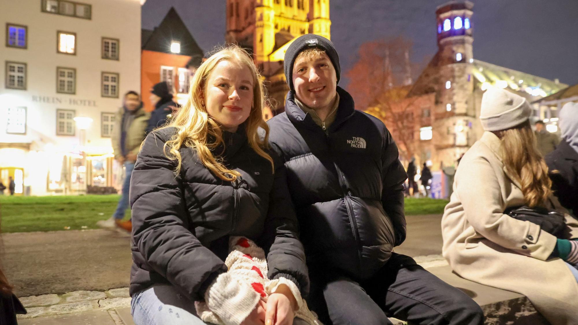 Silvester in der Altstadt: Lotte (22, Studentin aus Köln) und Paul (24, Student aus Wiesbaden) erleben zum ersten Mal den Jahreswechsel in Köln.