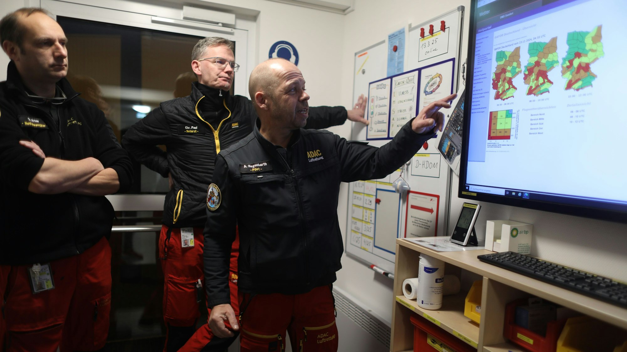 Beim morgendlichen Briefing vor dem ersten Start checkt die dreiköpfige Besatzung unter anderem den aktuellen Wetterbericht.
