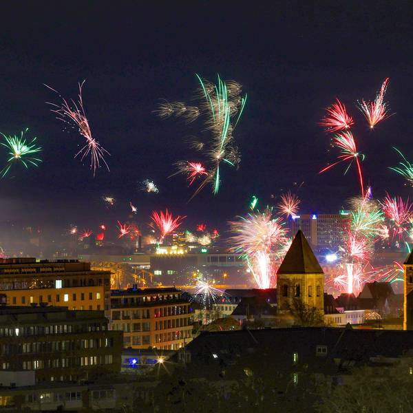 Feuerwerk mit Blick auf das historische Rathaus und Groß St. Martin - fotografiert auf dem Dach des Hotels Wasserturm.