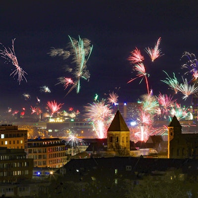 Feuerwerk mit Blick auf das historische Rathaus und Groß St. Martin - fotografiert auf dem Dach des Hotels Wasserturm.