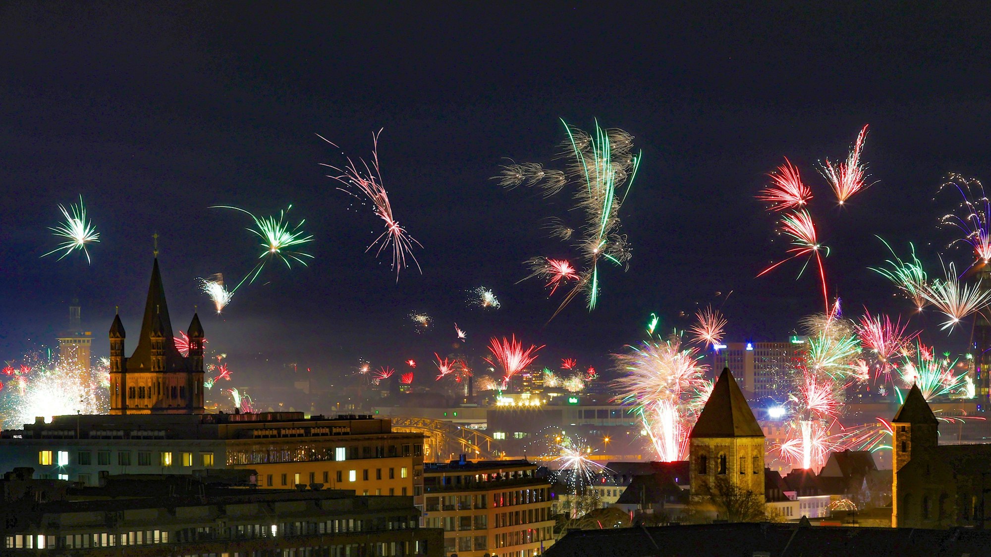 Silvester 2024 in Köln mit dem Blick auf das historische Rathaus und Groß Sankt Martin