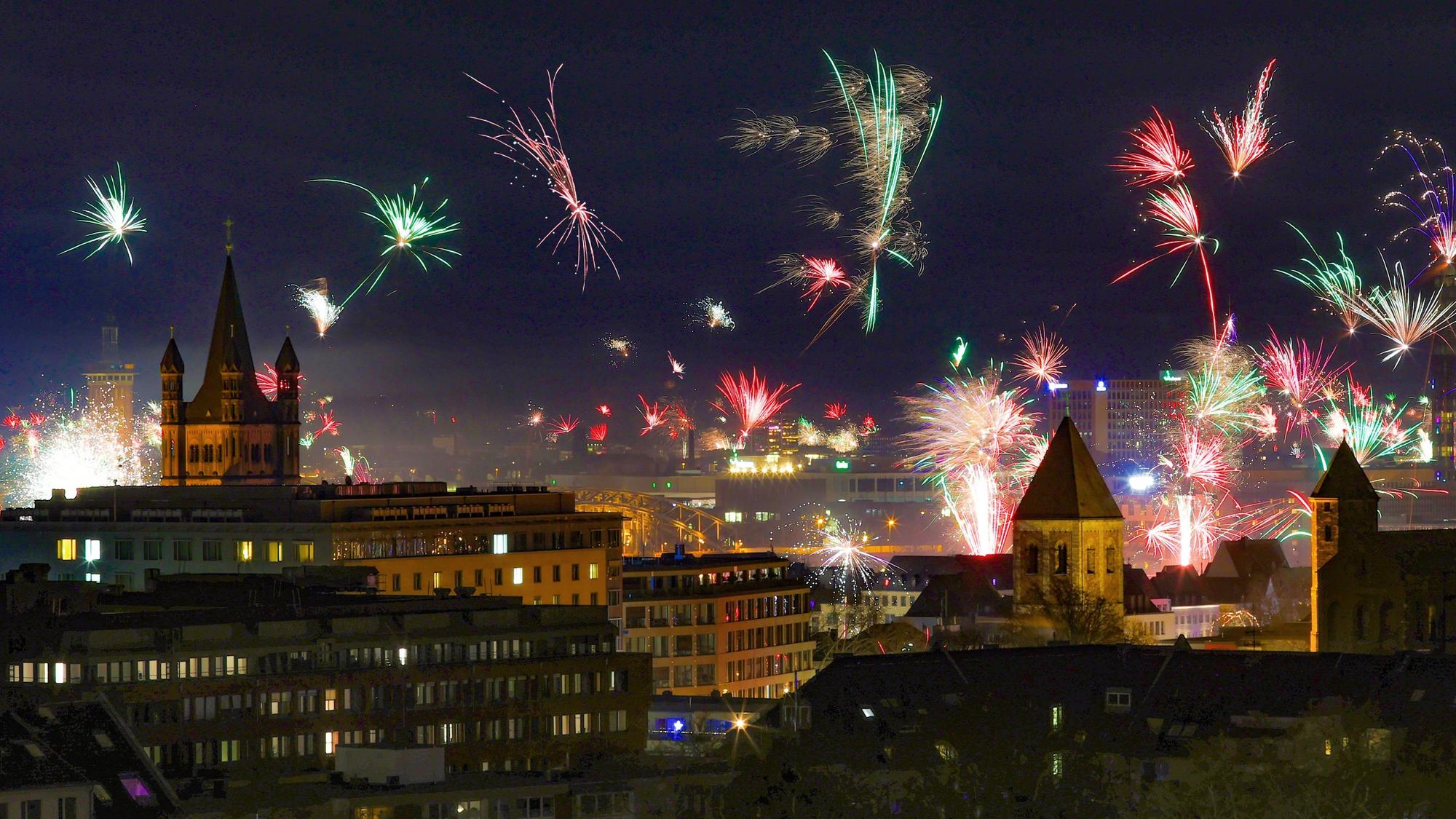 Feuerwerk mit Blick auf das historische Rathaus und Groß St. Martin - fotografiert auf dem Dach des Hotels Wasserturm.