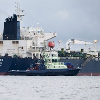 Der Öltanker «Eagle S» vor Porkkalanniemi, Kirkkonummi, im Finnischen Meerbusen neben dem finnischen Grenzschutzschiff Uisko (l) und dem Schlepper Ukko (vorne).