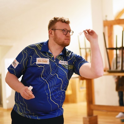 Dartspieler Lars Urbinat TuS Hombug Broel im Vereinshaus in Groetzenberg beim Wurf an der Scheibe