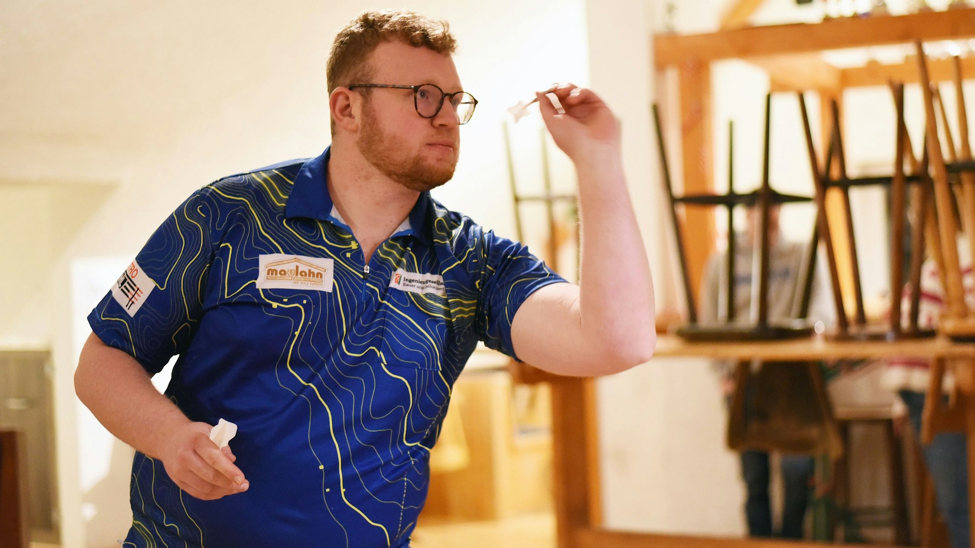 Dartspieler Lars Urbinat TuS Hombug Broel im Vereinshaus in Groetzenberg beim Wurf an der Scheibe