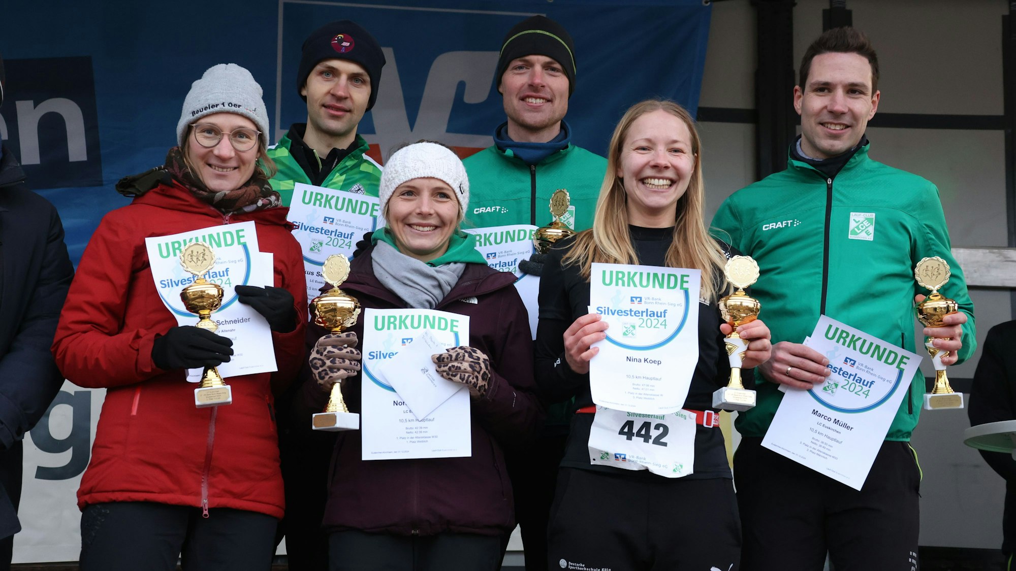 Die sechs Siegerinnenund Sieger des Hauptlaufs posieren für das Foto. In den Händen halten sie ihre Urkunden und Prokale.