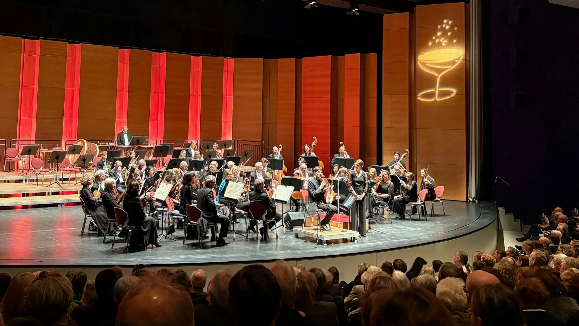 Die Bayer Philharmoniker auf der Bühne des Forum Leverkusen