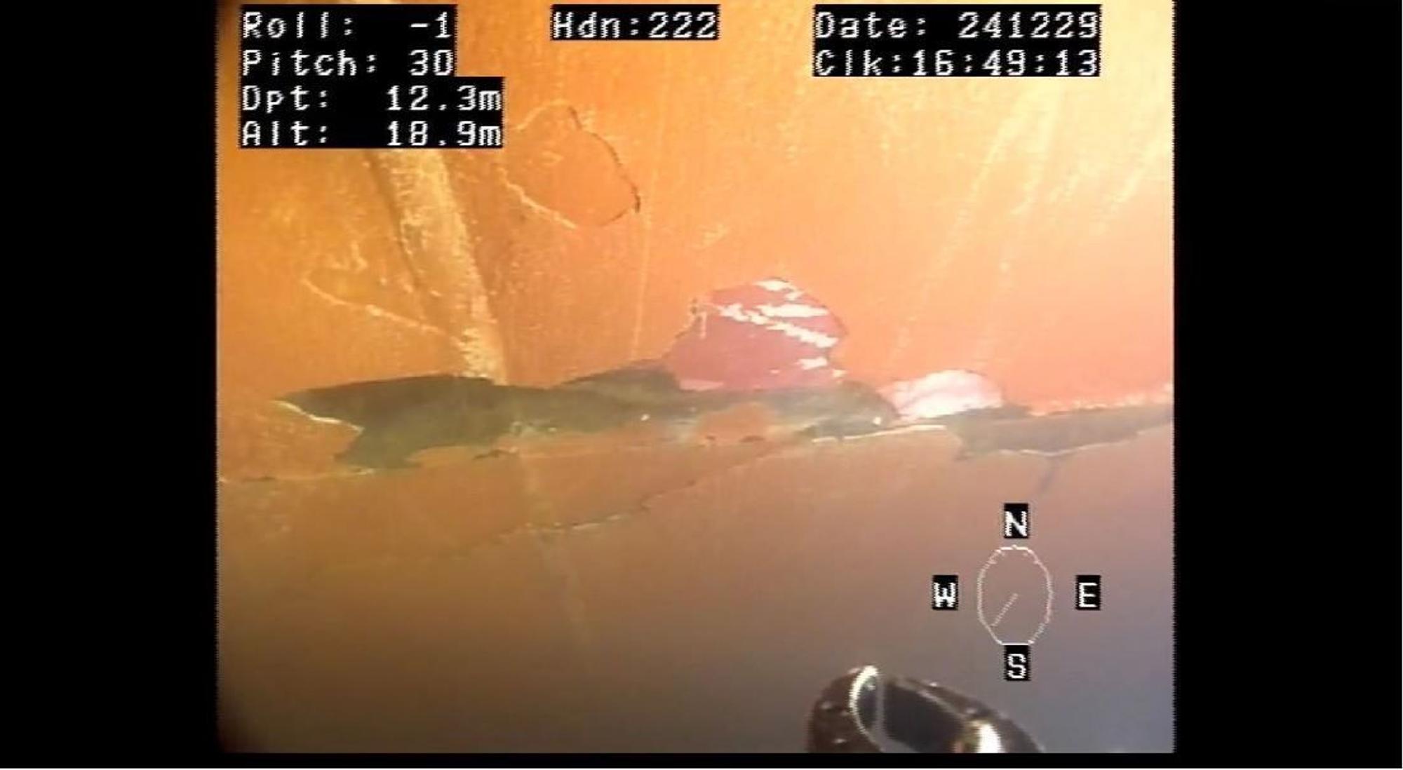 Eine Unterwasseraufnahme der finnischen Polizei zeigt die mutmaßlich von einer Ankerkette verursachten Schäden am Rumpf des Tankers „Eagle S“.
