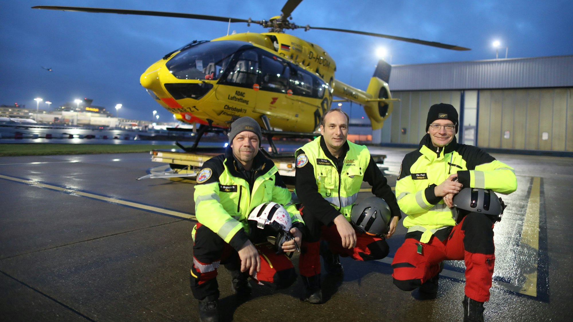 Eingespielte Crew: Pilot Andreas Hegenbarth, Notfallsanitäter Thorsten Kruse und Notarzt Christian Paul vor dem Intensivtransporthubschrauber „Christoph 75 Rheinland 75“ am Flughafen Köln/Bonn.