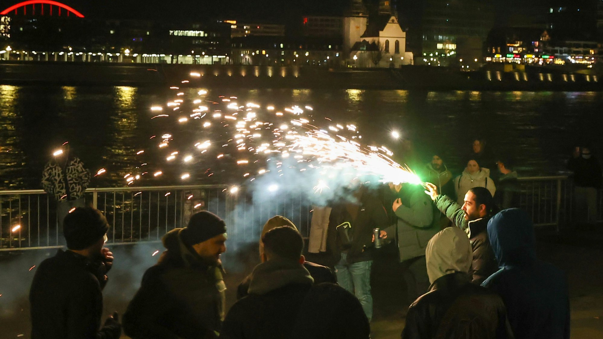 Viele Raketen und Böller wurden in der Altstadt trotz Verbots gezündet.