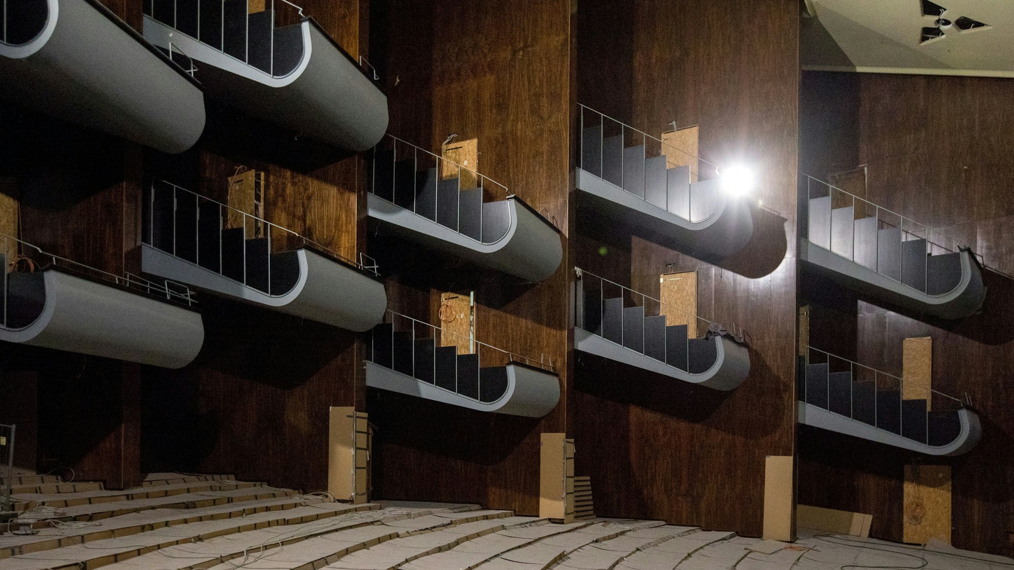 Der Zuschauerraum des Opernhauses mit Logen, aber ohne Stuhlreihen.