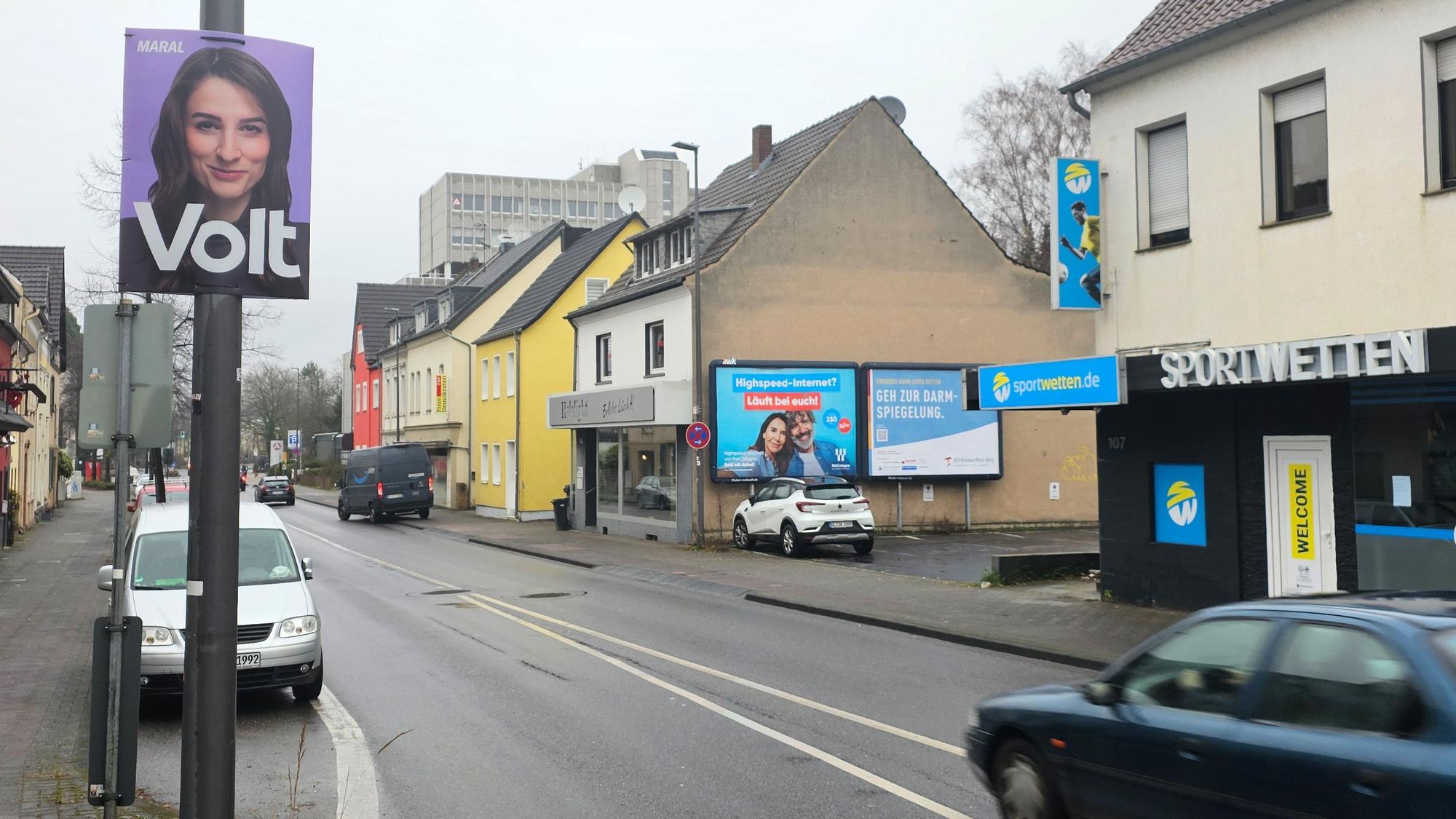 Gar nicht so leicht zu erkennen, das erste Wahlplakate zur Bundestagswahl 2025. Volt hat den Start gemacht.