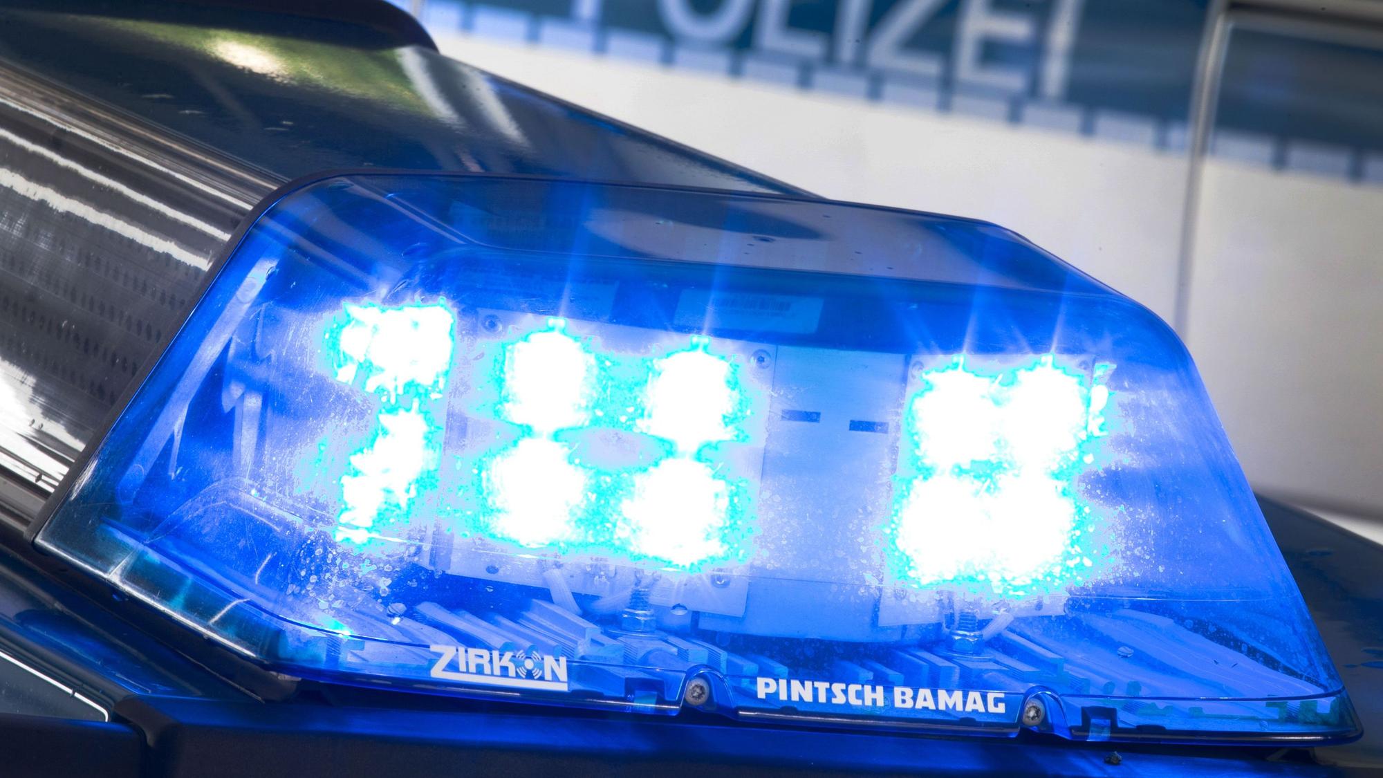 Ein Blaulicht leuchtet auf dem Dach eines Polizeiwagens.