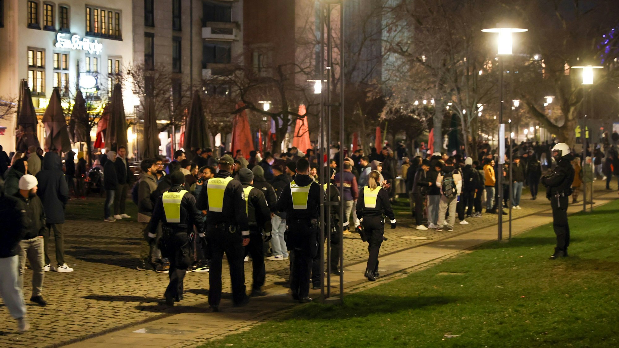 Polizisten überwachen das Böllerverbot und die Feiern an der Frankenwerft.