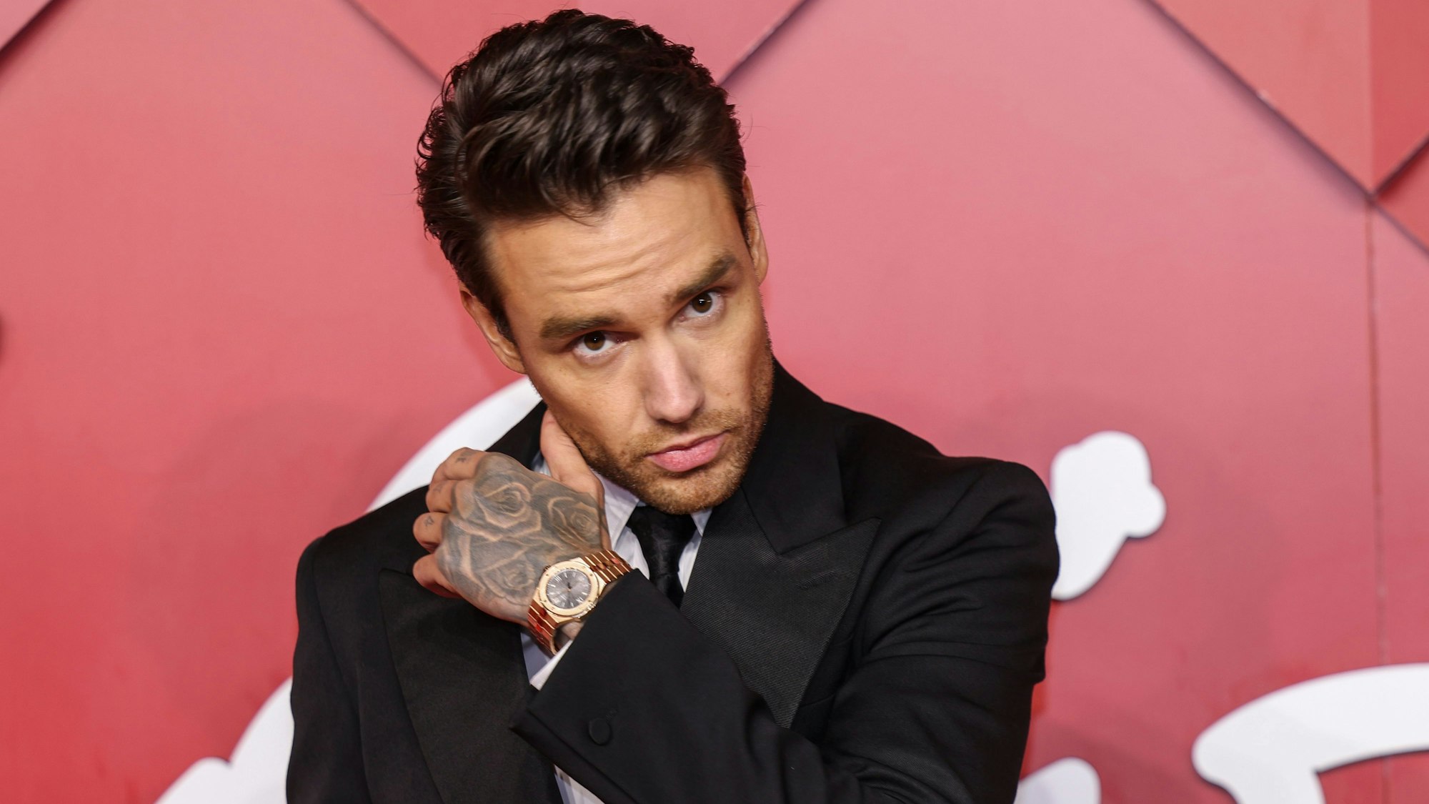 Liam Payne posiert für Fotografen bei seiner Ankunft bei den British Fashion Awards.