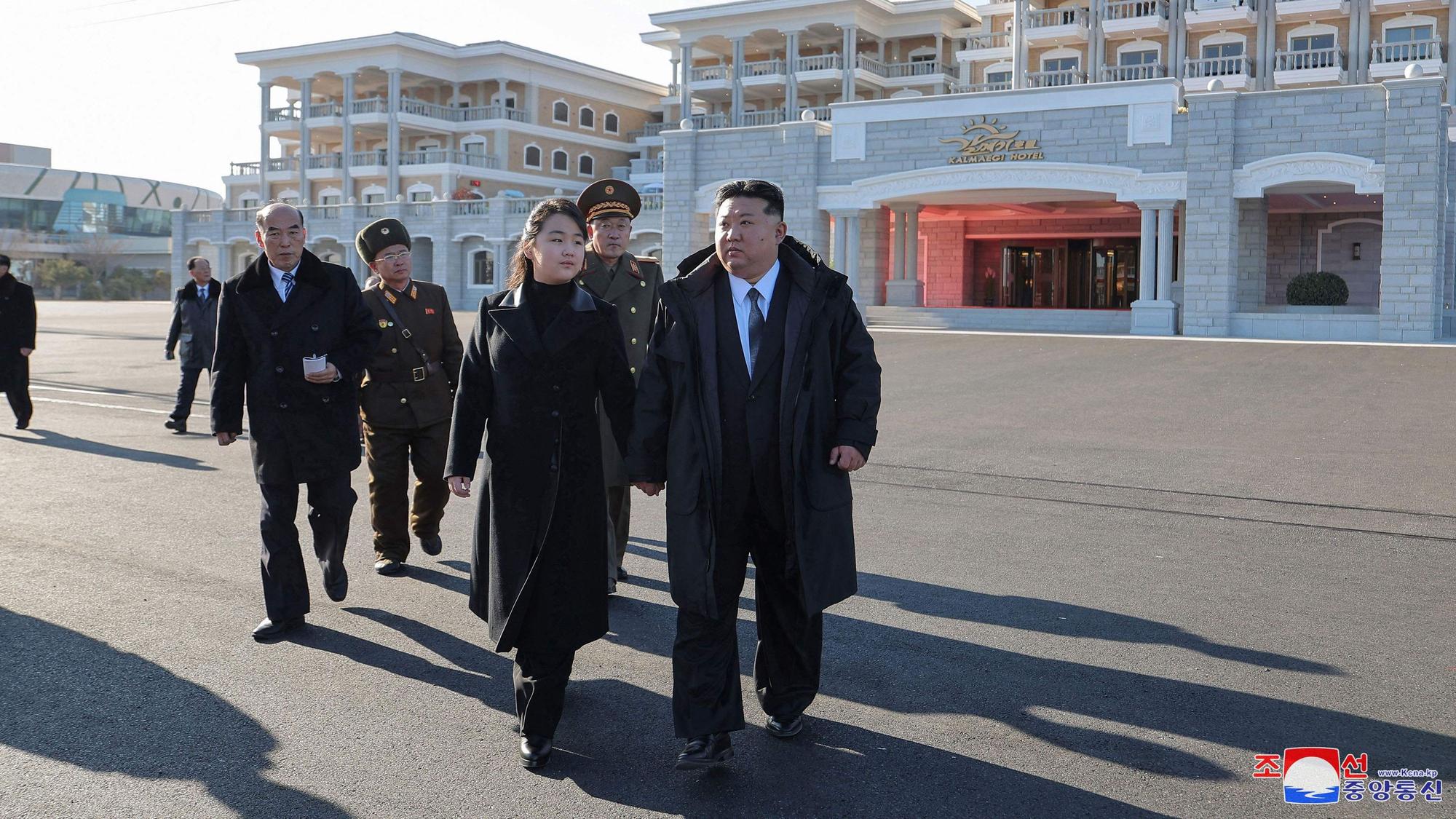 Kim Jong Un und seine Tochter Ju Ae bei einer Besichtigung am Silverstertag.