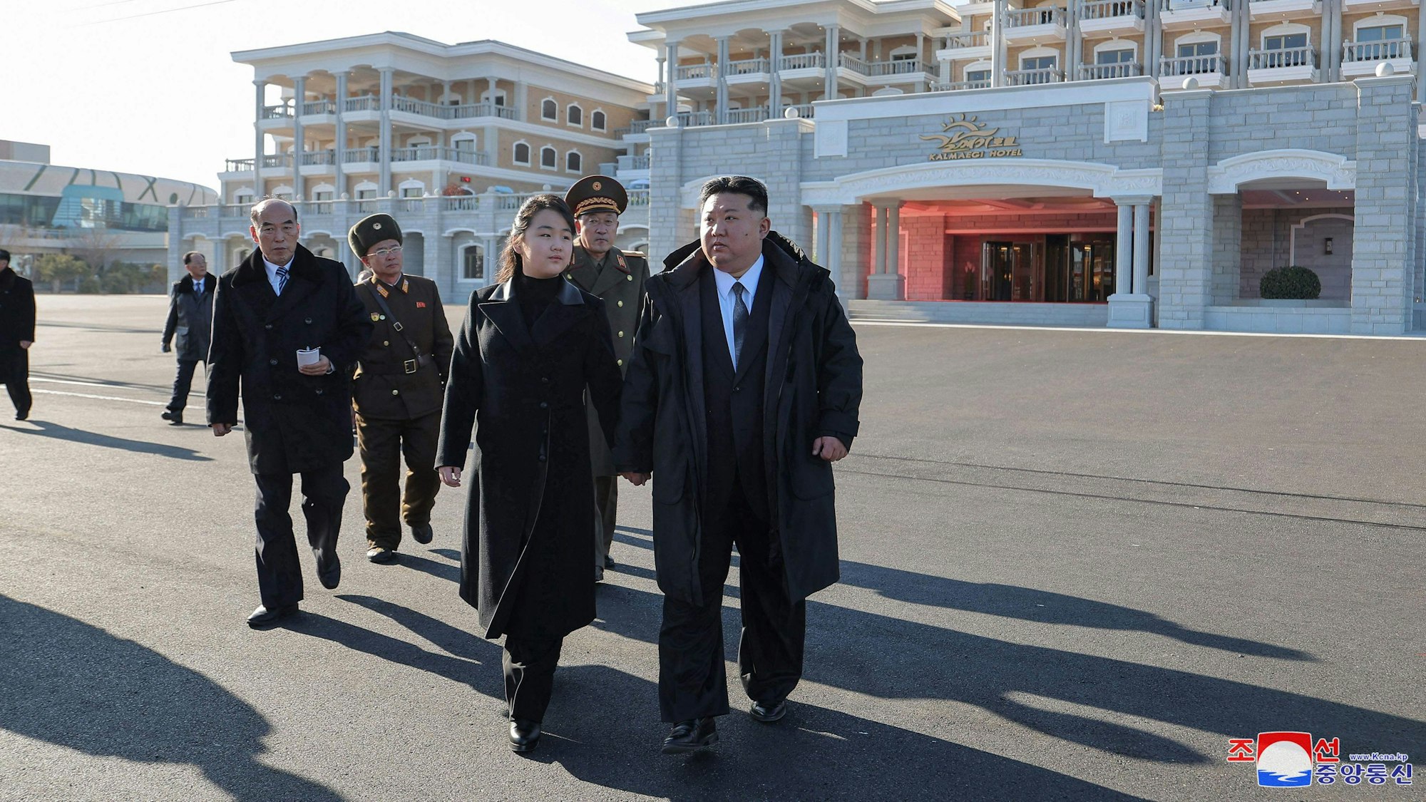 Kim Jong Un und seine Tochter Ju Ae bei einer Besichtigung am Silverstertag.