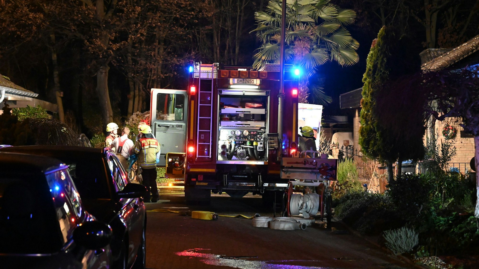 Das Bild zeigt Einsatzkräfte und ein Löschfahrzeug in der Stefan-Lochner-Straße in Pulheim.