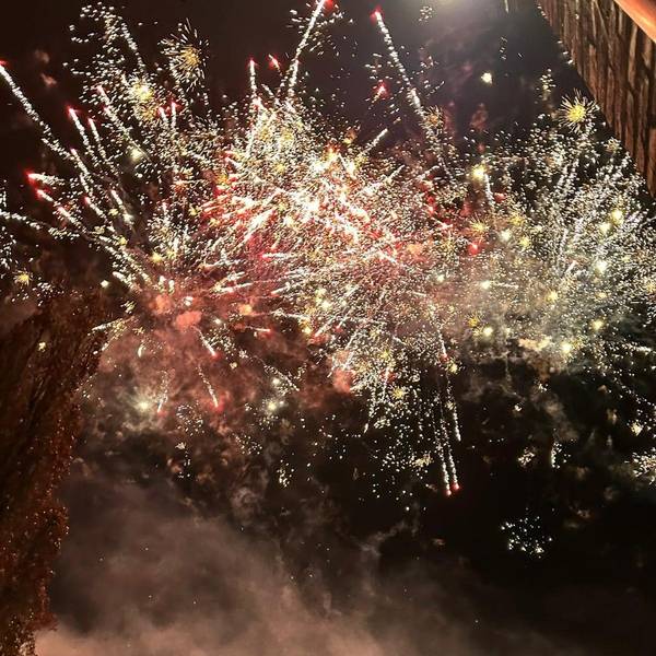 Das Bild zeigt ein Feuerwerk.