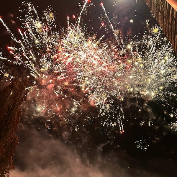 Das Bild zeigt ein Feuerwerk.