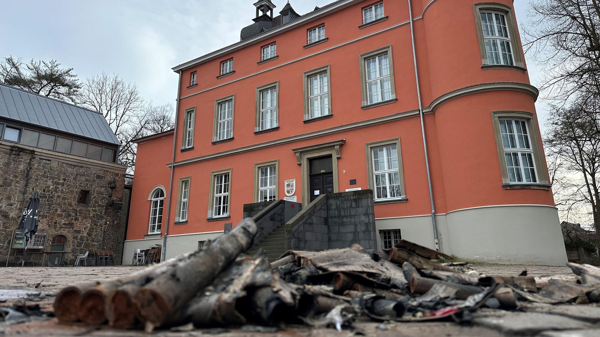 Eine Feuerwerksbatterie modert vor Burg Wissem in Troisdorf vor sich hin.