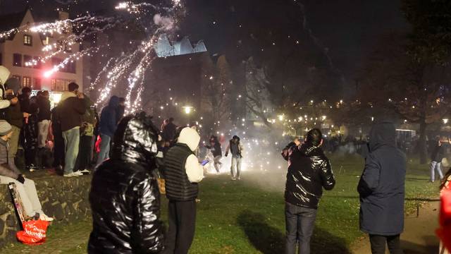 In der Altstadt werden zum Jahreswechsel trotz des Verbots viele Böller gezündet.