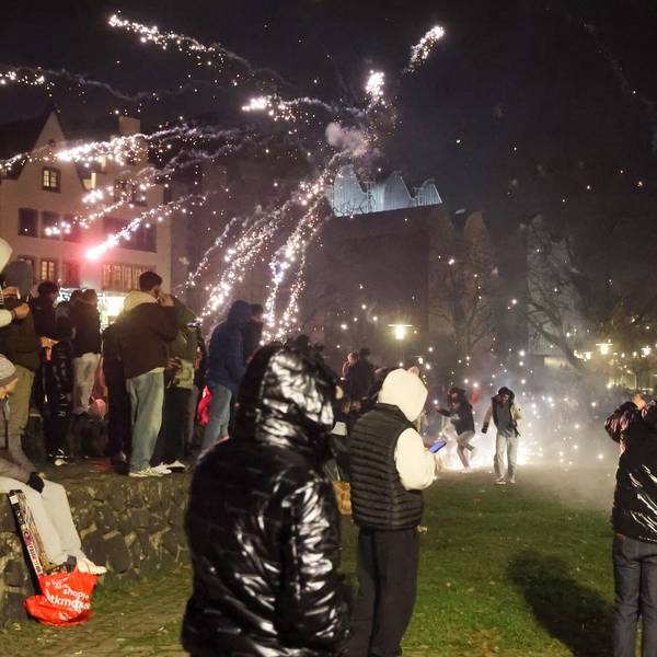In der Altstadt werden zum Jahreswechsel trotz des Verbots viele Böller gezündet.