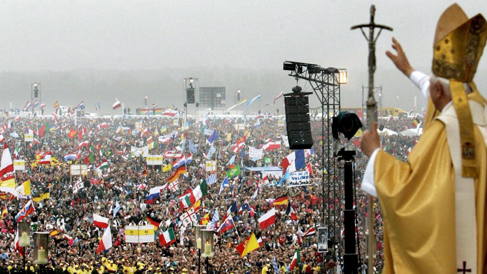 Das Bild zeigt Papst Benedict auf dem Marienfeld.