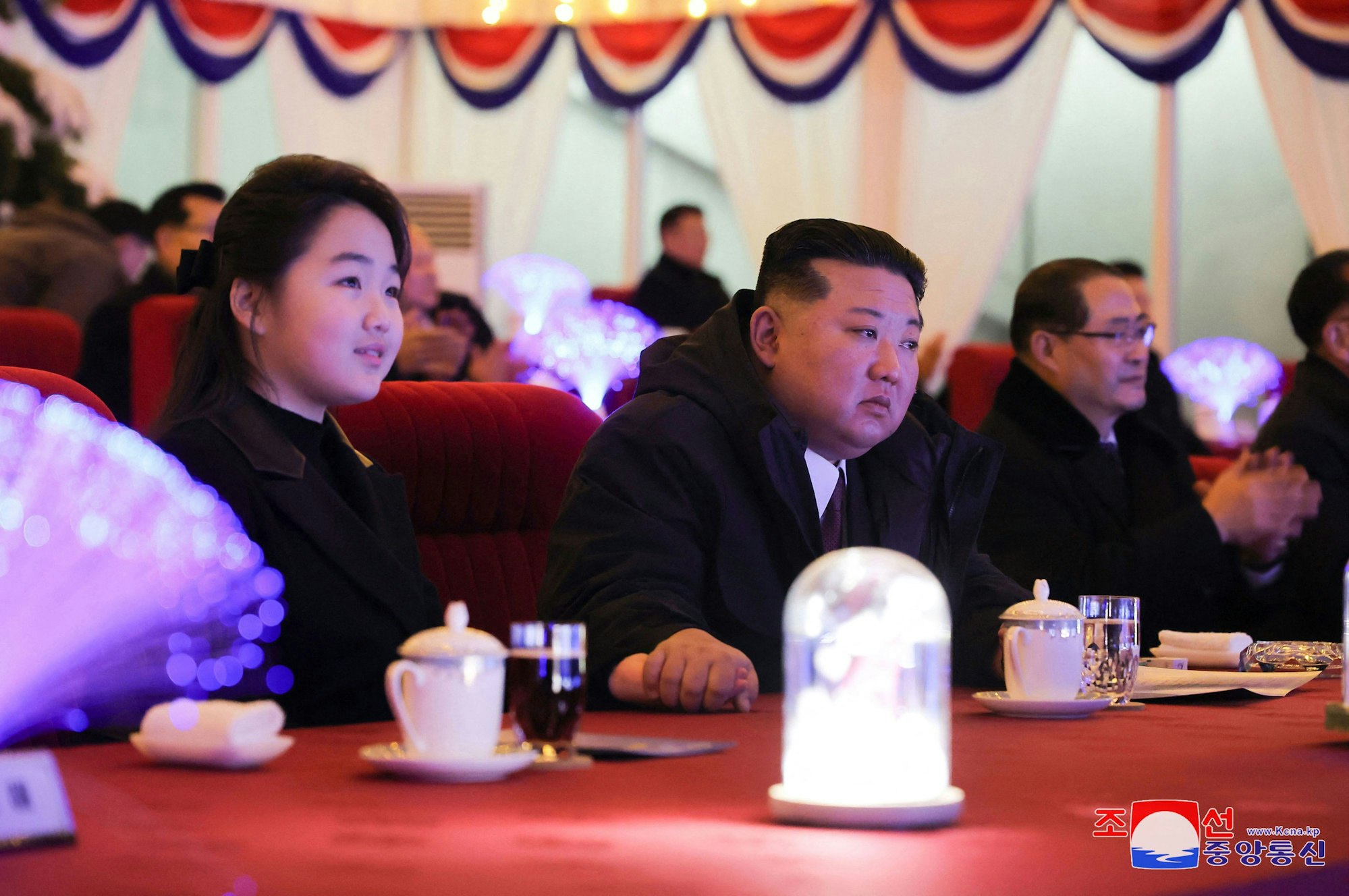 Kim Jong Un mit seiner Tochter Ju Ae (l.),