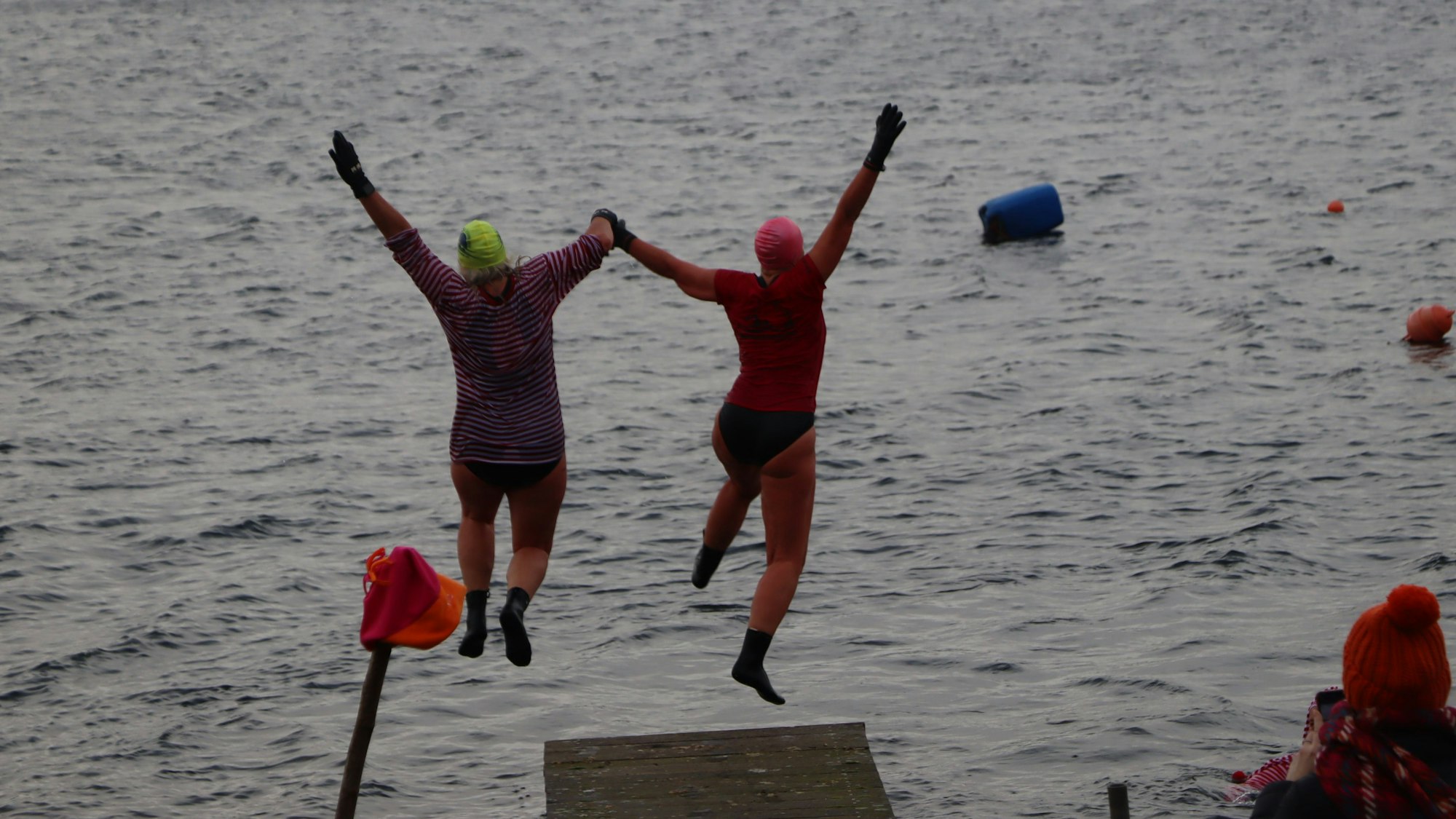 Auf dem Bild sind zwei Schwimmer zu sehen, die in den Liblarer See springen.