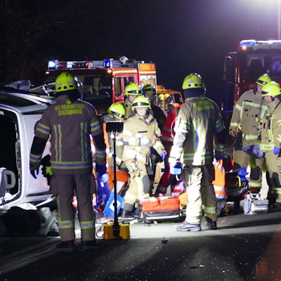 Zwei Autos sind auf der B56 in Siegburg zusammengestoßen.