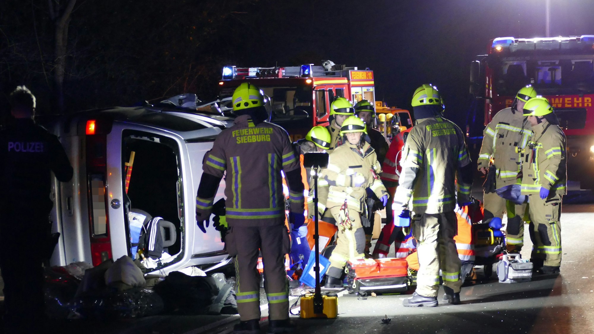Zwei Autos sind auf der B56 in Siegburg zusammengestoßen.