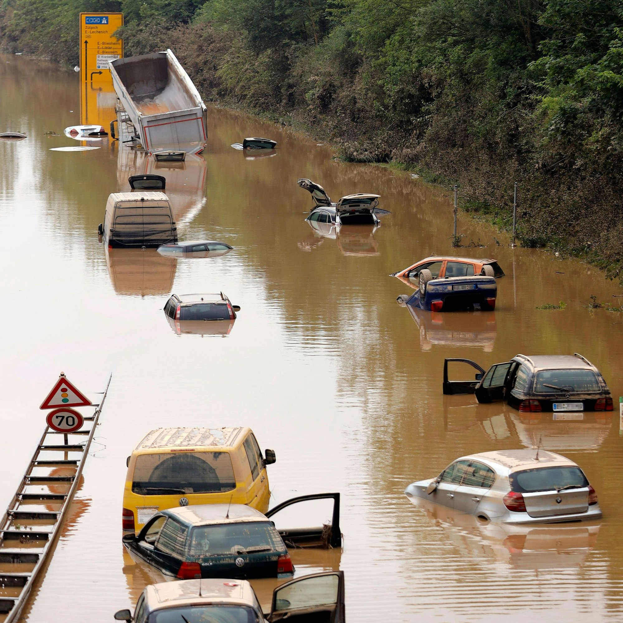 Das Bild zeigt die überschwemmte B 265 bei Erftstadt.