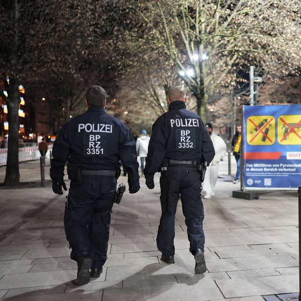 Polizeikräfte patrouillieren auf dem Jungfernstieg und kontrollieren das Verbot von Feuerwerk an der Binnenalster kurz vor dem Jahreswechsel.