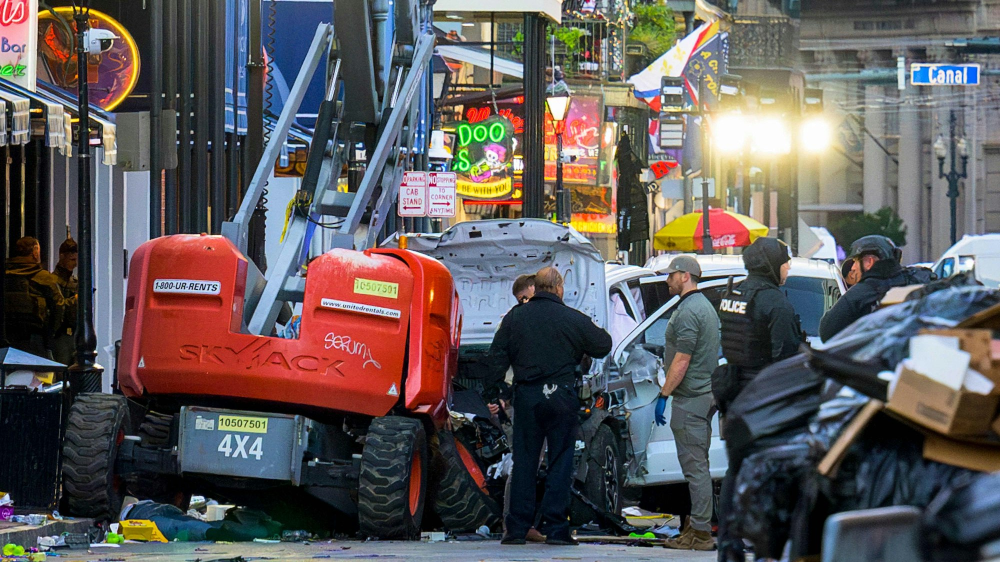 Polizisten untersuchen den weißen Pick-up-Truck, den der Täter für seine Todesfahrt genutzt hat.