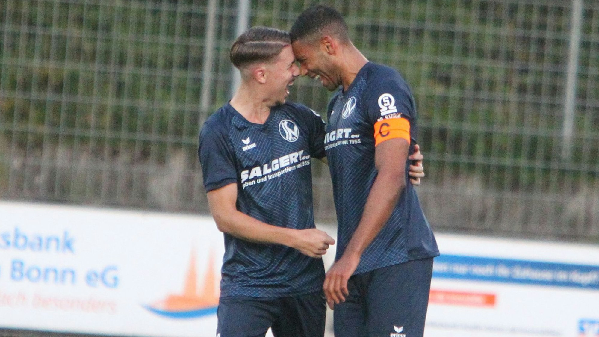 Tim Keil (links) vom Siegburger SV 04 und Manuel Kabambi stehen sich in der Rückrunde nur noch als Gegenspieler gegenüber.