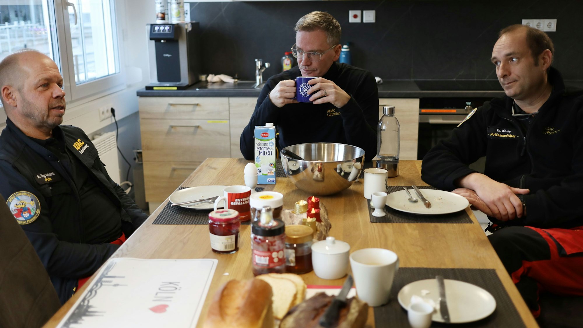 Gemeinsames Frühstück in der Bodenstation am Flughafen Köln/Bonn.