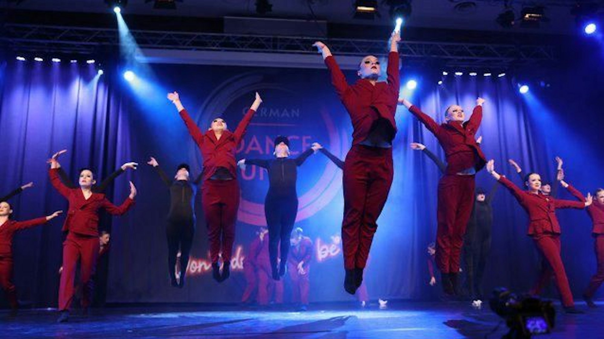 Die Dancin' Midis zeigen ihren Showtanz.